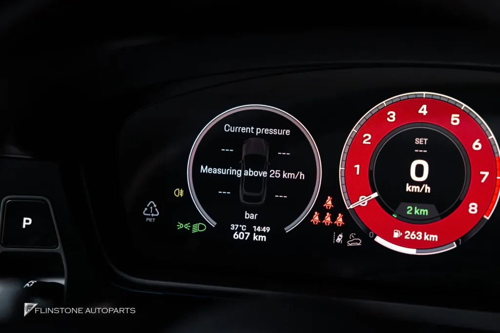 Porsche Cayenne Dashboard แดง