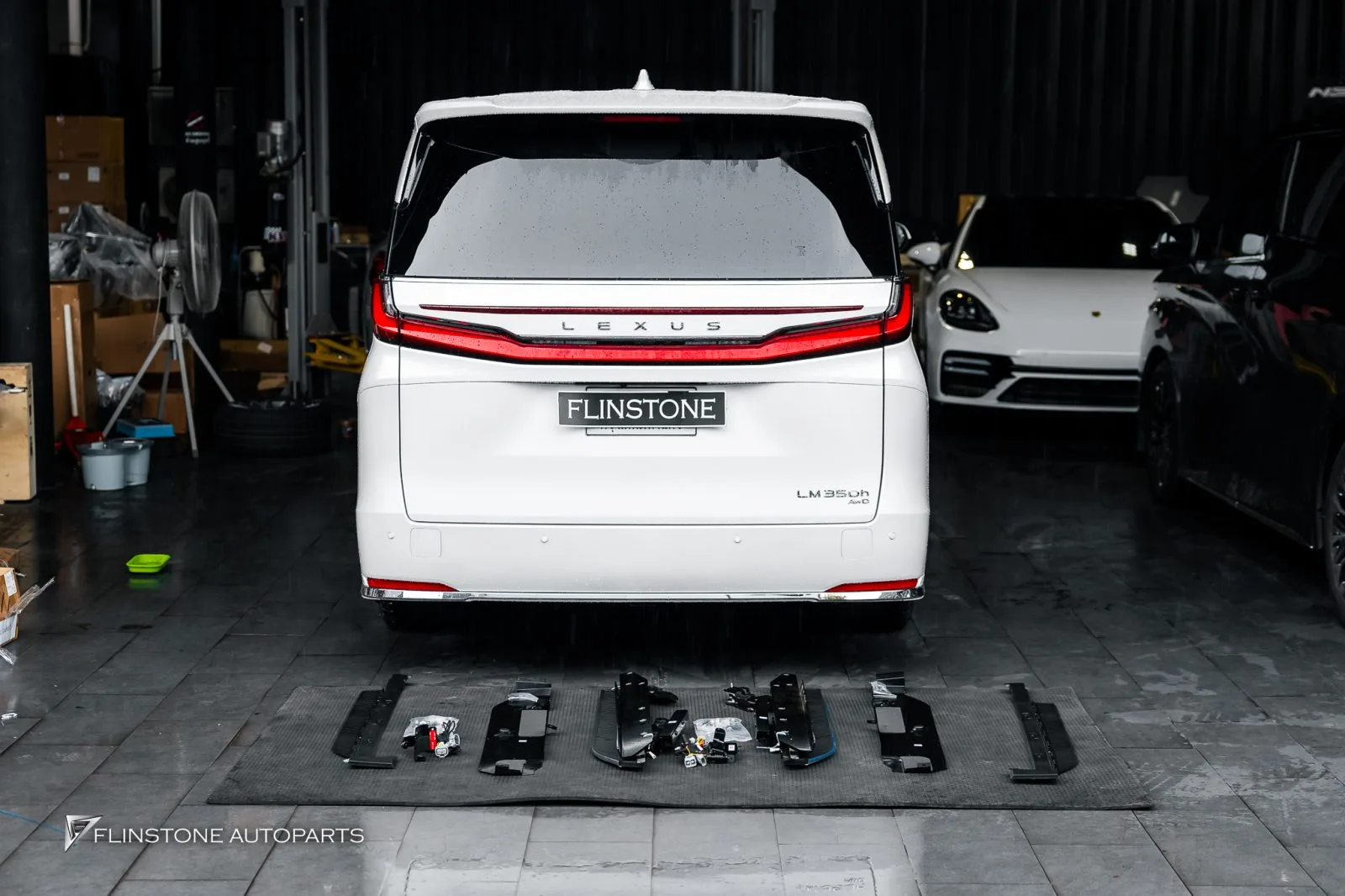 Lexus Alphard บันไดไฟฟ้า — Lexus