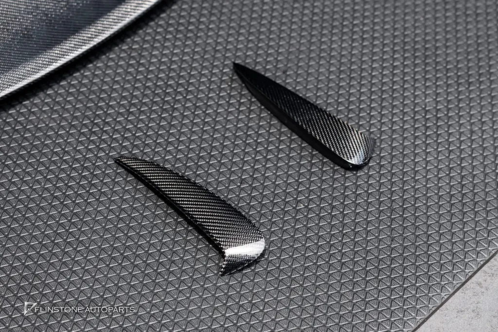 Mercedes Benz C205 扰流板碳纤维后饰条