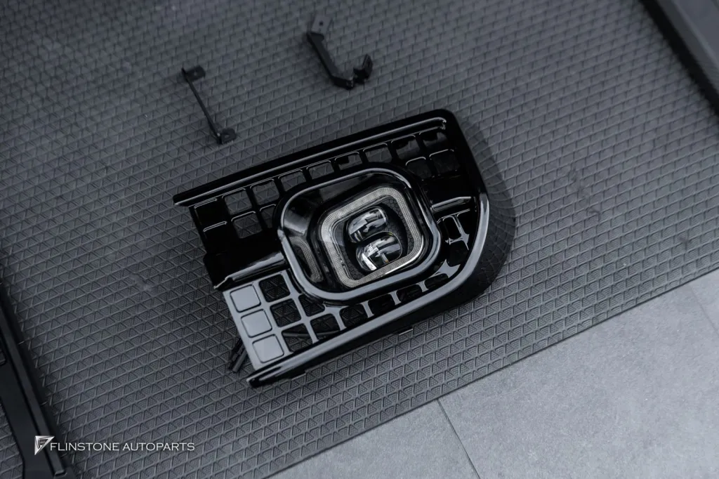 Range Rover Defender สปอร์ตไลท์หลังคาและกันชนหน้า คอนโซนคาร์บอน