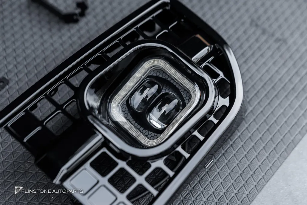 Range Rover Defender สปอร์ตไลท์หลังคาและกันชนหน้า คอนโซนคาร์บอน