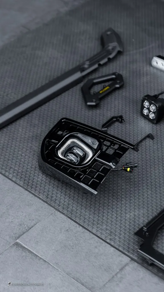 Range Rover Defender สปอร์ตไลท์หลังคาและกันชนหน้า คอนโซนคาร์บอน