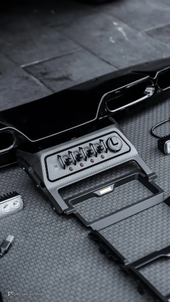 Range Rover Defender สปอร์ตไลท์หลังคาและกันชนหน้า คอนโซนคาร์บอน