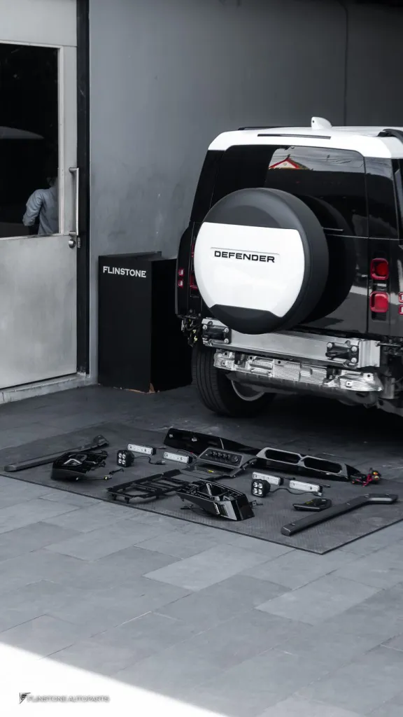 Range Rover Defender สปอร์ตไลท์หลังคาและกันชนหน้า คอนโซนคาร์บอน