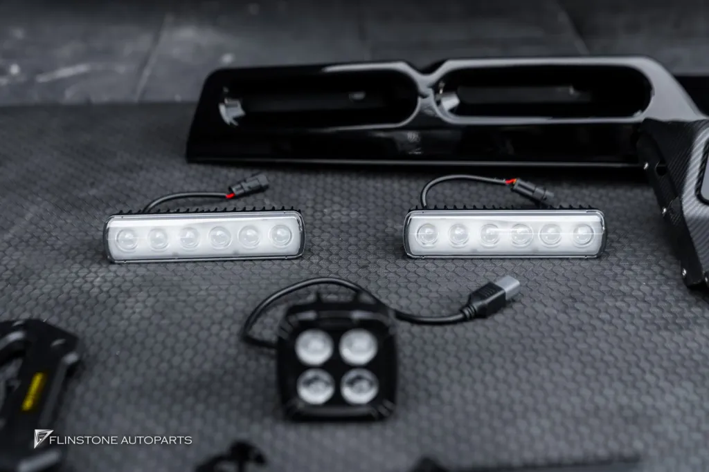 Range Rover Defender สปอร์ตไลท์หลังคาและกันชนหน้า คอนโซนคาร์บอน