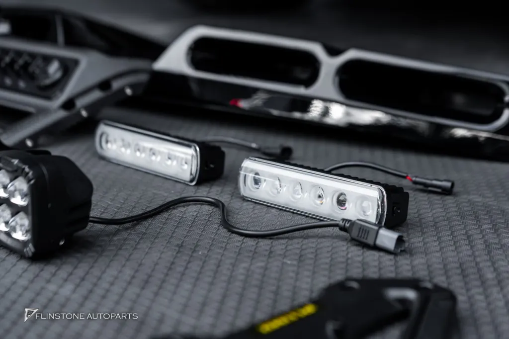 Range Rover Defender สปอร์ตไลท์หลังคาและกันชนหน้า คอนโซนคาร์บอน