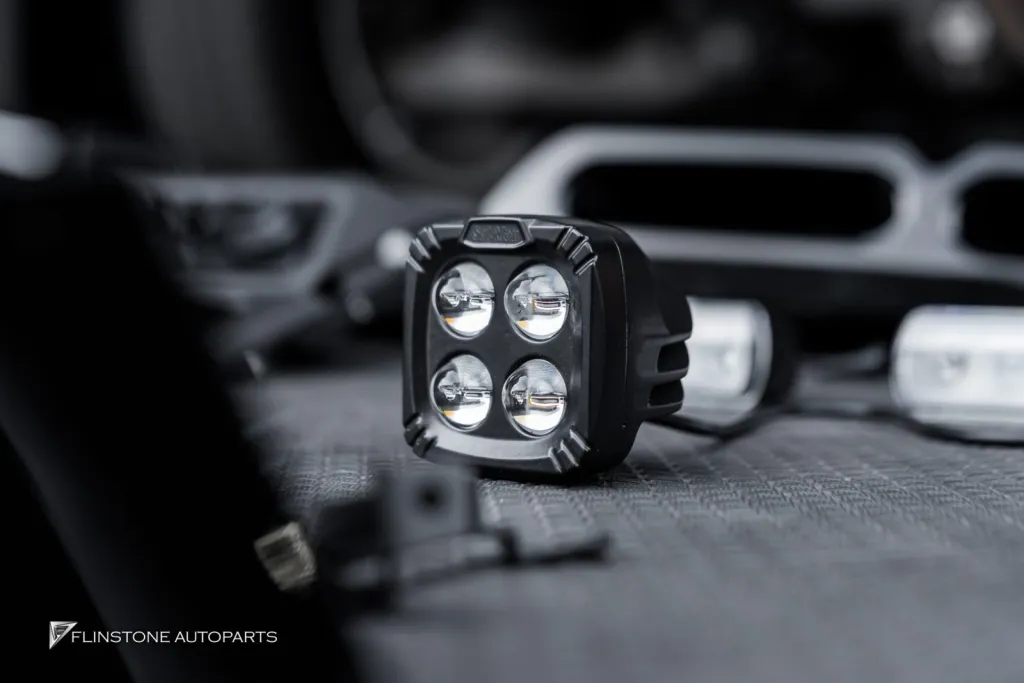 Range Rover Defender สปอร์ตไลท์หลังคาและกันชนหน้า คอนโซนคาร์บอน