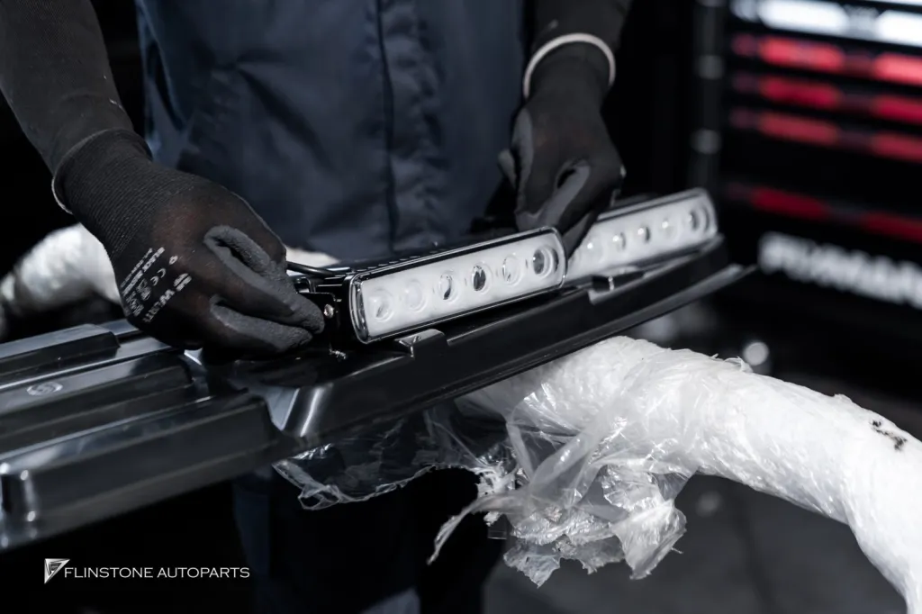 Range Rover Defender สปอร์ตไลท์หลังคาและกันชนหน้า คอนโซนคาร์บอน