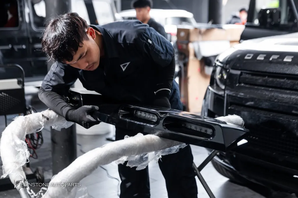 Range Rover Defender สปอร์ตไลท์หลังคาและกันชนหน้า คอนโซนคาร์บอน
