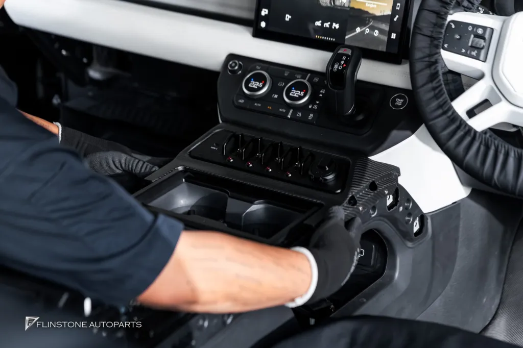 Range Rover Defender สปอร์ตไลท์หลังคาและกันชนหน้า คอนโซนคาร์บอน