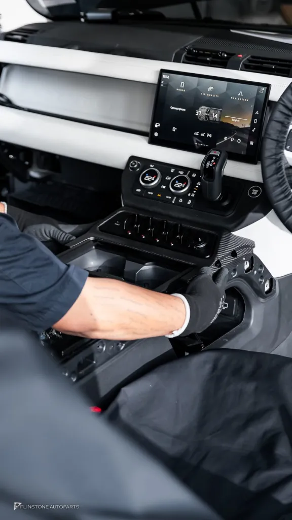 Range Rover Defender สปอร์ตไลท์หลังคาและกันชนหน้า คอนโซนคาร์บอน