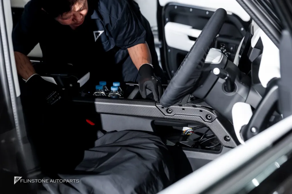 Range Rover Defender สปอร์ตไลท์หลังคาและกันชนหน้า คอนโซนคาร์บอน