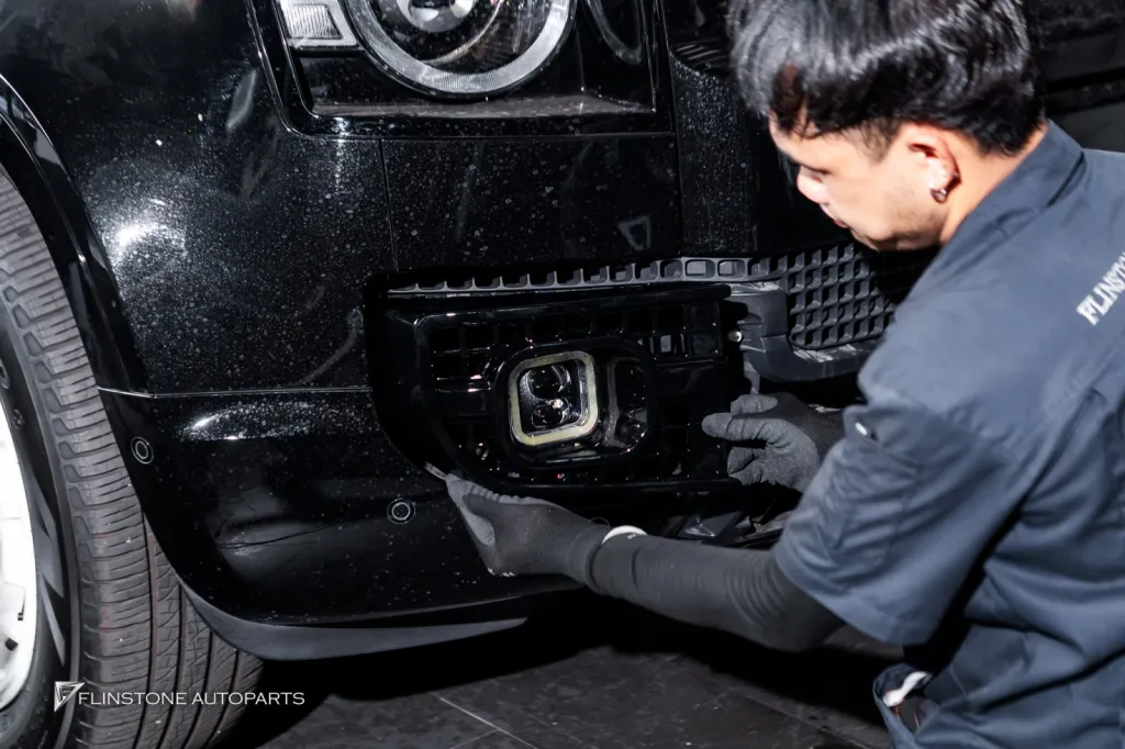 Range Rover Defender สปอร์ตไลท์หลังคาและกันชนหน้า คอนโซนคาร์บอน