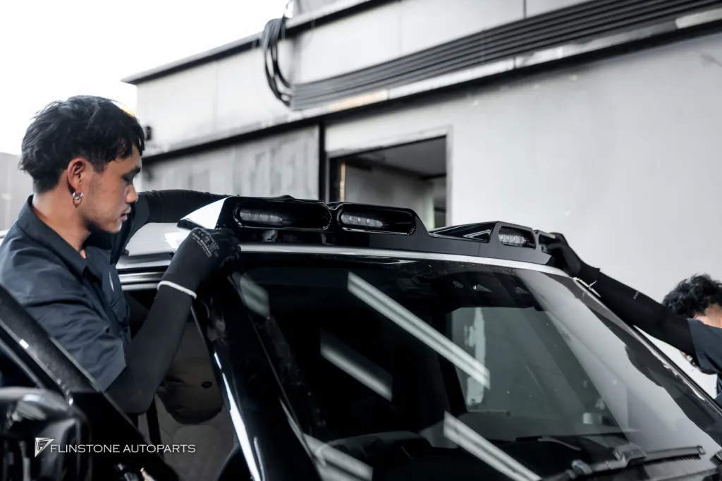 Range Rover Defender สปอร์ตไลท์หลังคาและกันชนหน้า คอนโซนคาร์บอน