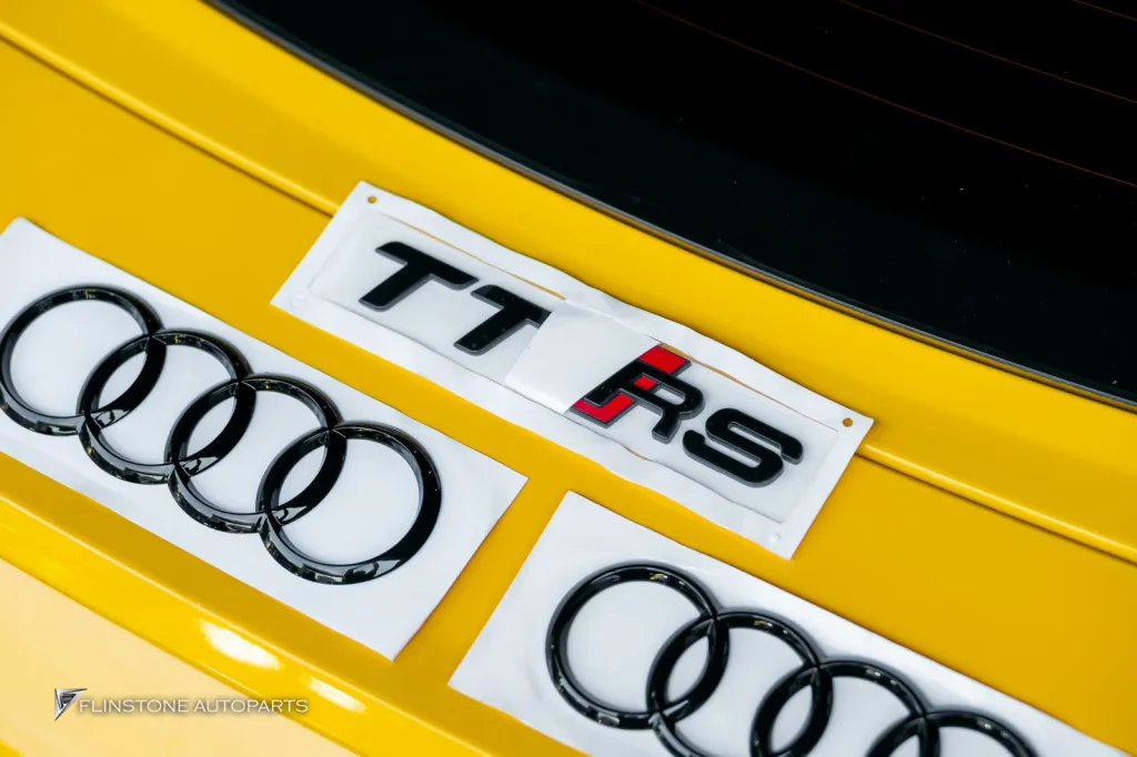 Audi TT โลโก้ดำ