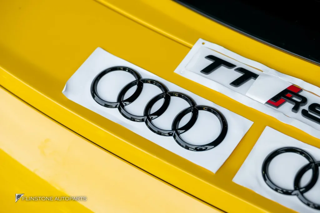 Audi TT โลโก้ดำ
