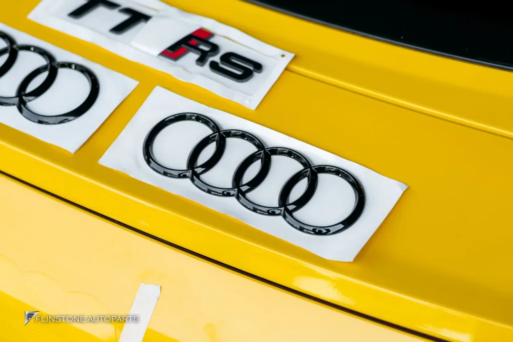 Audi TT โลโก้ดำ