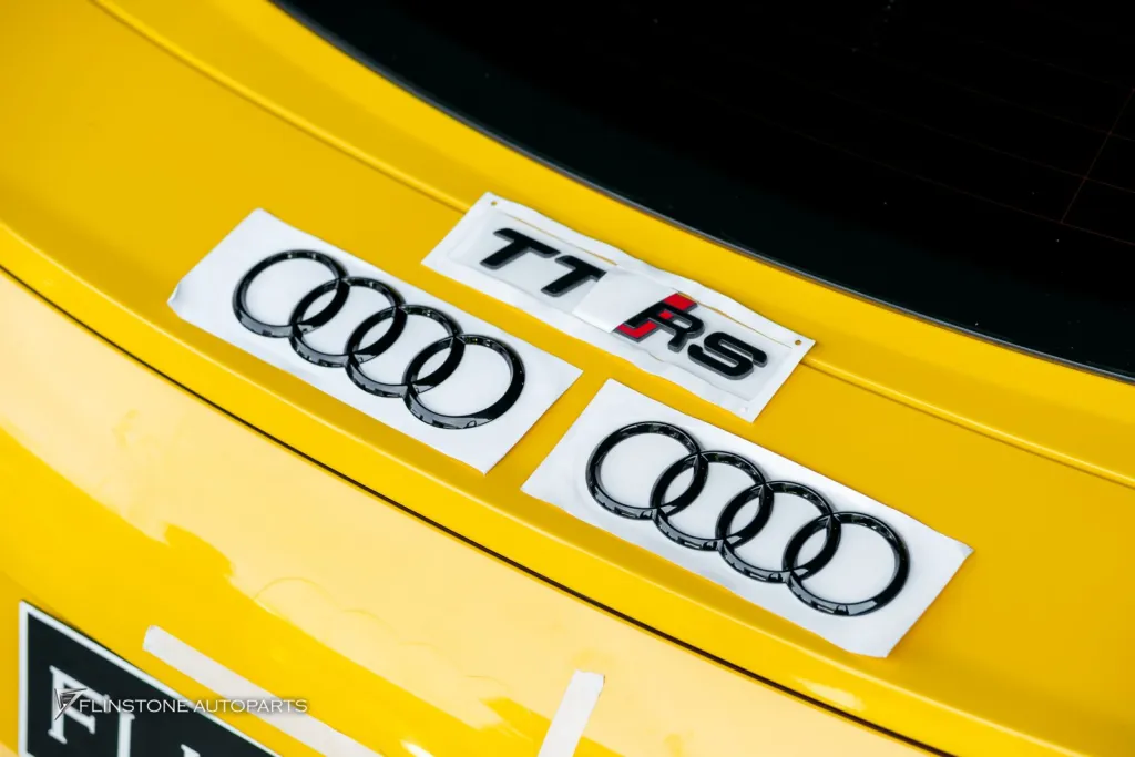Audi TT โลโก้ดำ