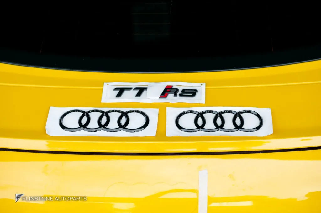 Audi TT โลโก้ดำ