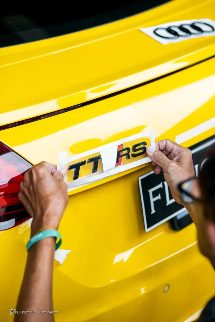 Audi TT โลโก้ดำ