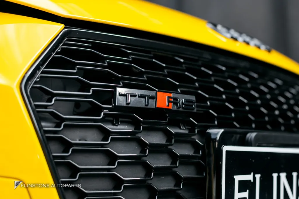 Audi TT โลโก้ดำ