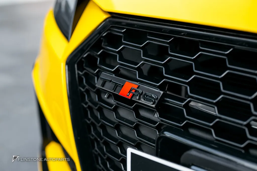 Audi TT โลโก้ดำ