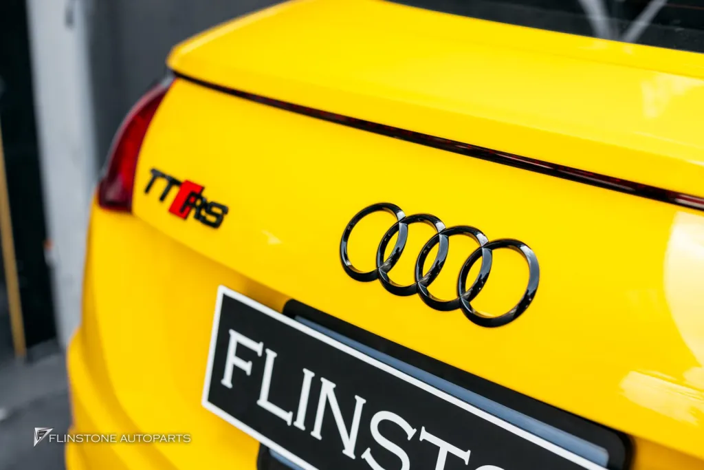 Audi TT โลโก้ดำ