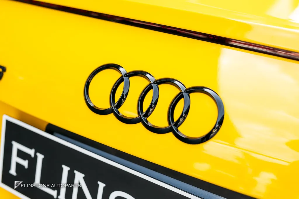 Audi TT โลโก้ดำ