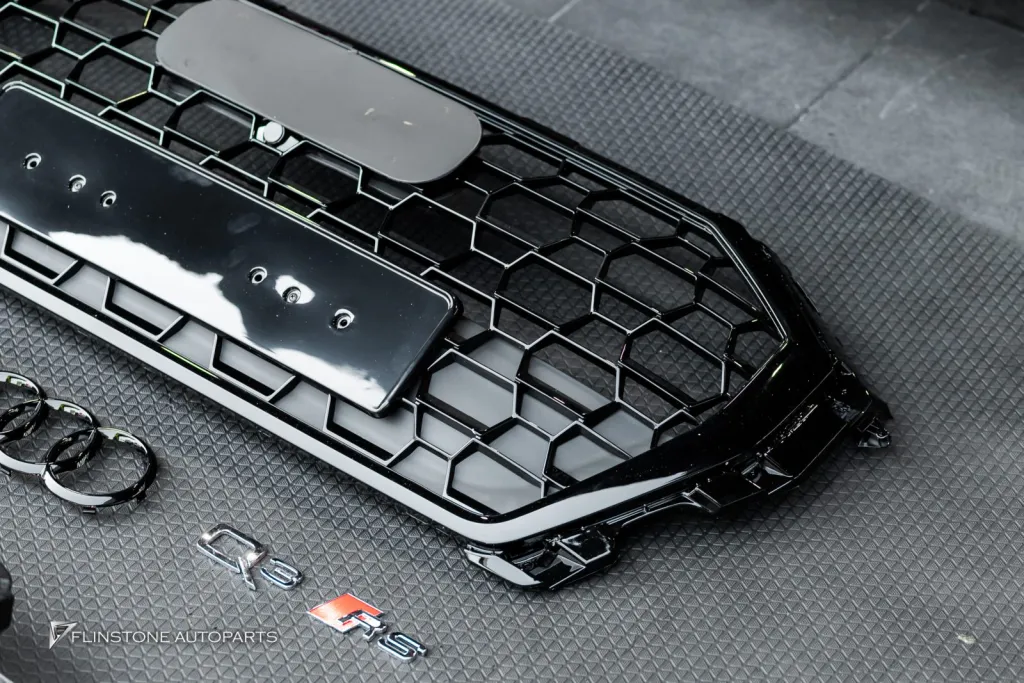 Audi Q3 กระจัง โลโก้รอบคัน