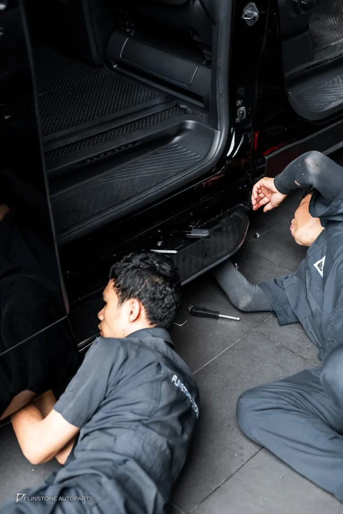 Toyota Alphard บันไดไฟฟ้า
