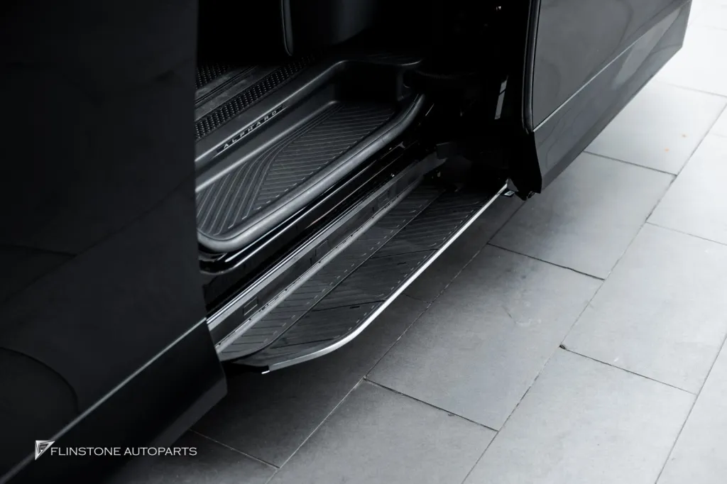 Toyota Alphard บันไดไฟฟ้า