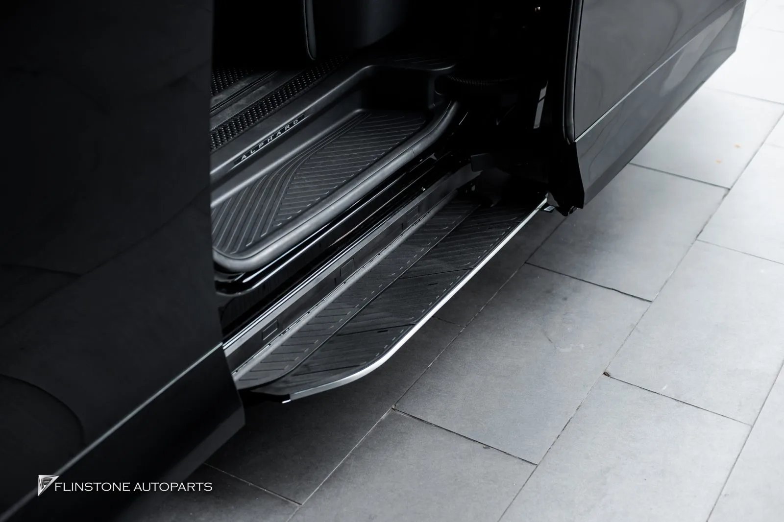 Toyota Alphard บันไดไฟฟ้า