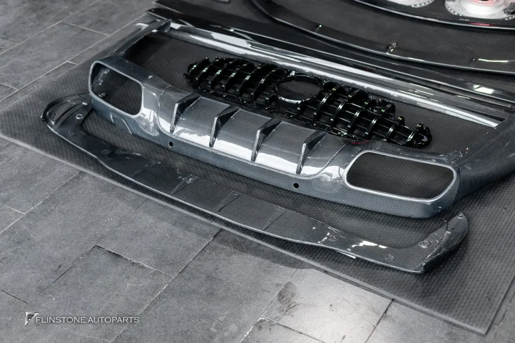 Mercedes Benz Cls พาร์ทคาร์บอนรอบคัน เบรค ปลายท่อ กระจัง