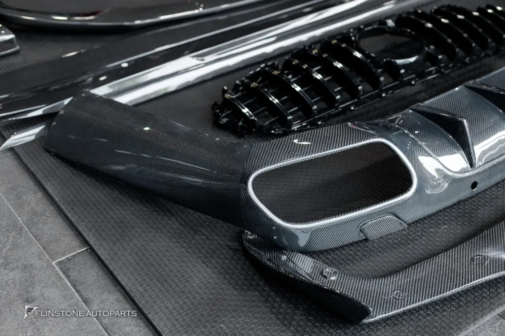 Mercedes Benz Cls พาร์ทคาร์บอนรอบคัน เบรค ปลายท่อ กระจัง
