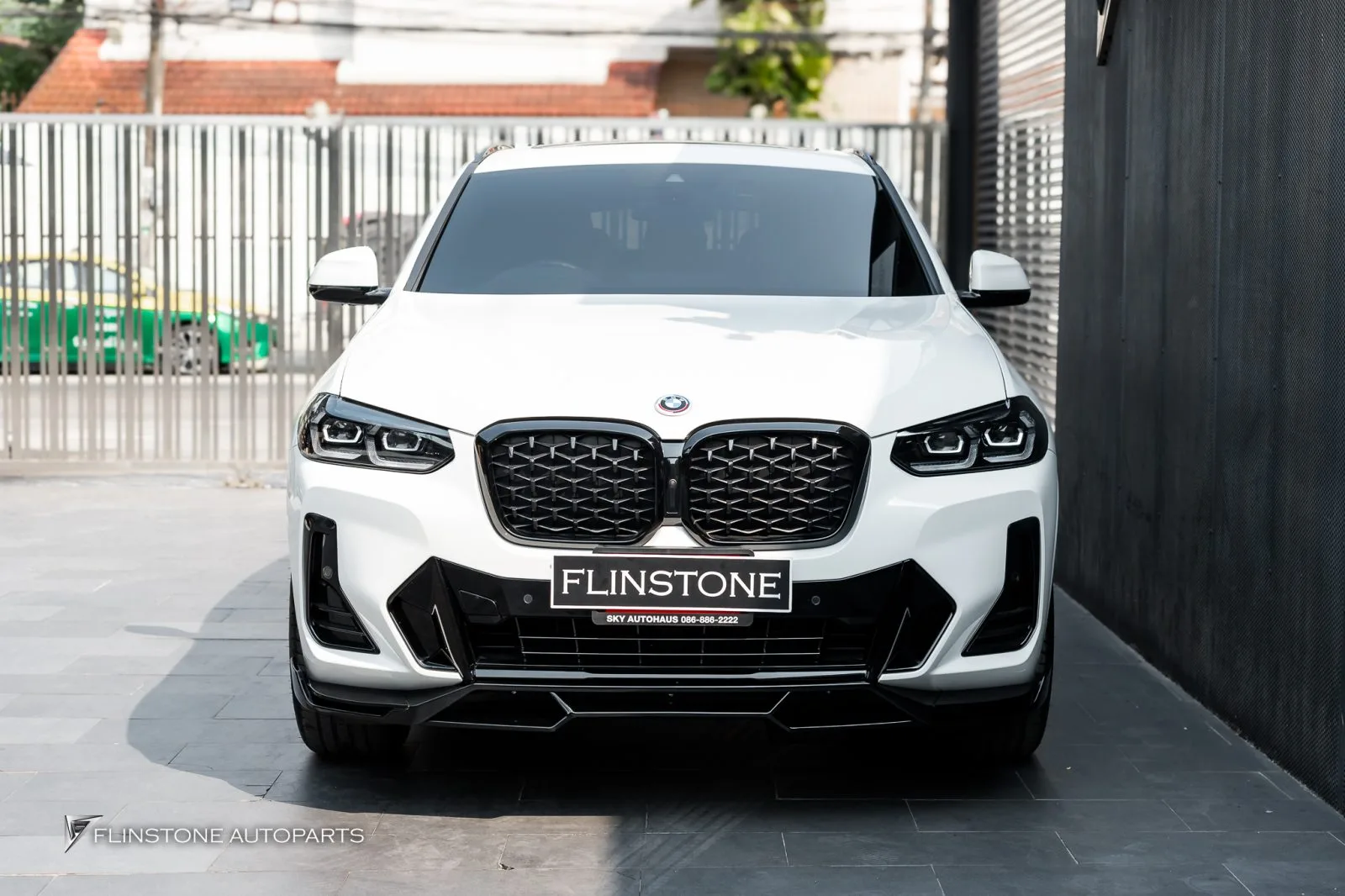 BMW X4 พาร์ทดำเงา ประตูดูด โลโก้