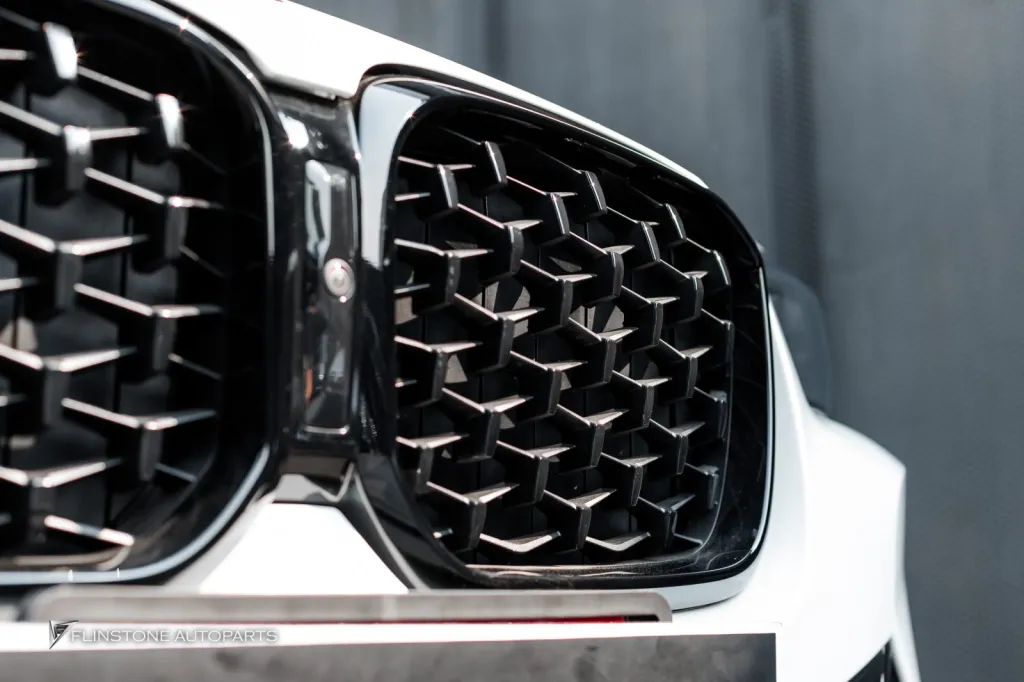 BMW X4 พาร์ทดำเงา ประตูดูด โลโก้