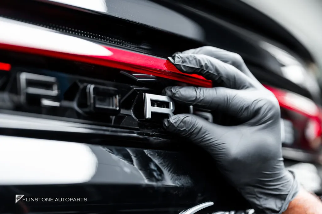 Porsche Cayenne โลโก้เงิน
