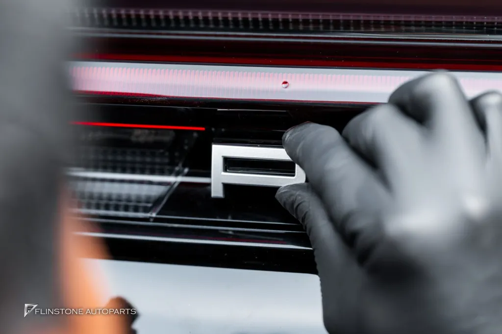 Porsche Cayenne โลโก้เงิน