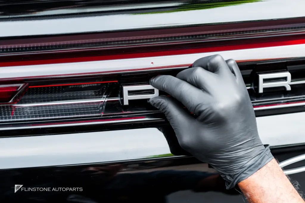 Porsche Cayenne โลโก้เงิน