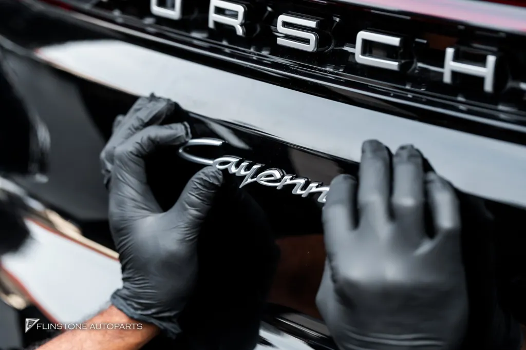 Porsche Cayenne โลโก้เงิน