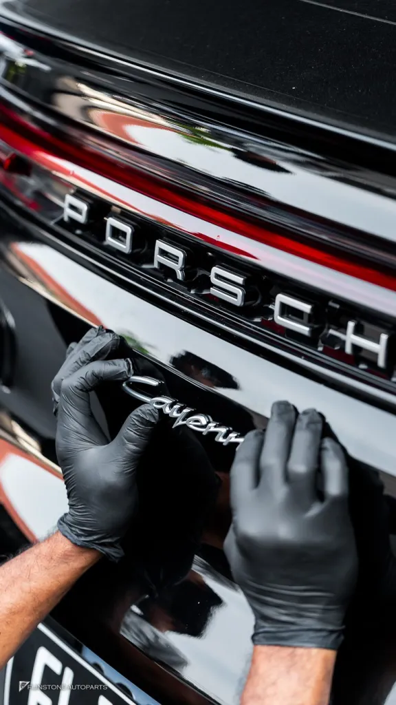 Porsche Cayenne โลโก้เงิน