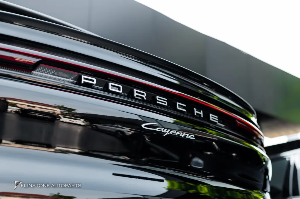 Porsche Cayenne โลโก้เงิน