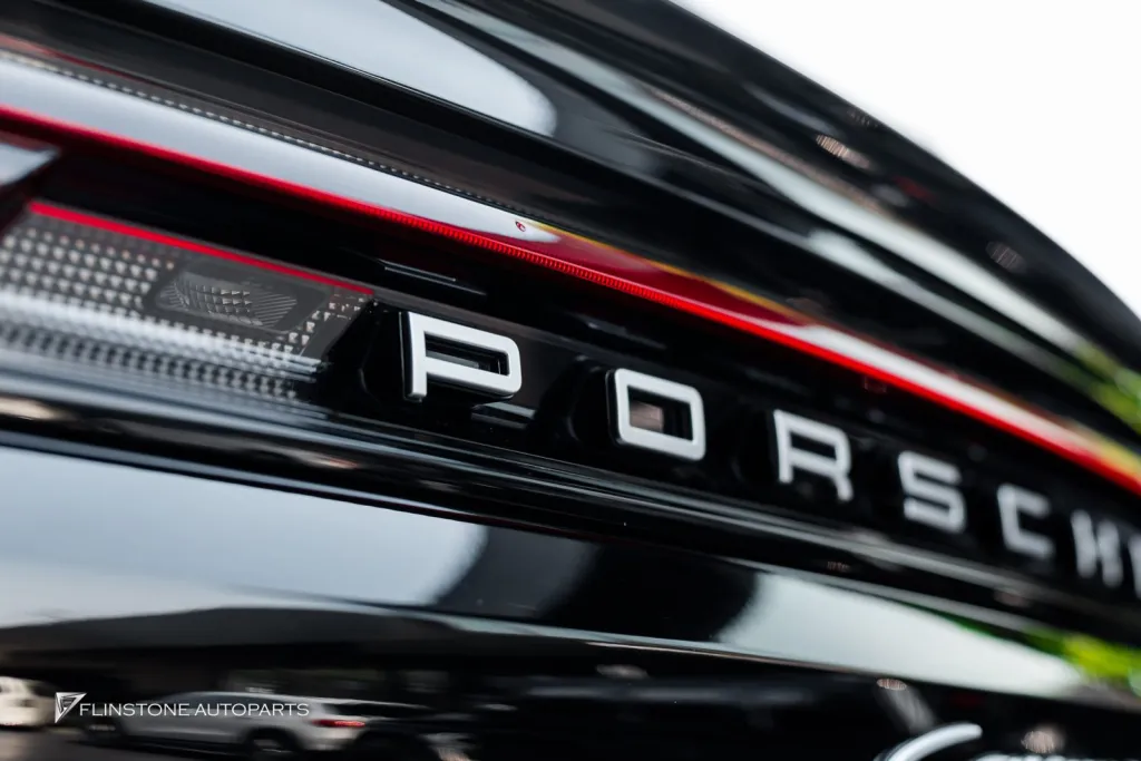 Porsche Cayenne โลโก้เงิน