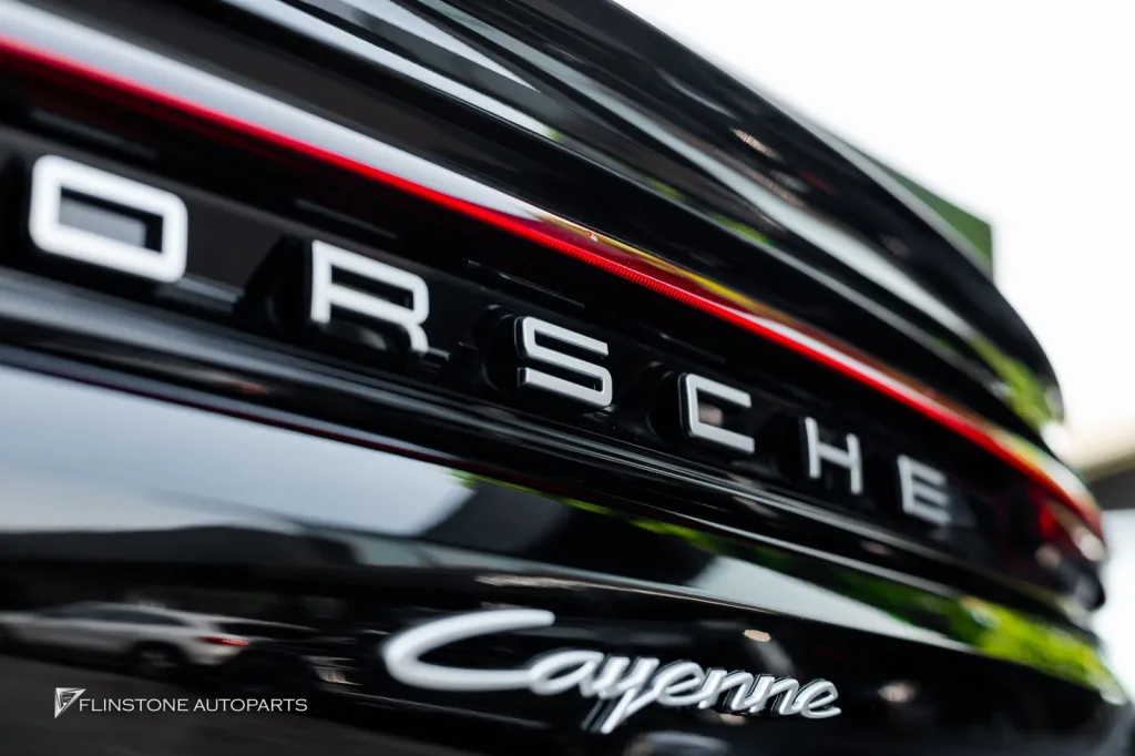 Porsche Cayenne โลโก้เงิน