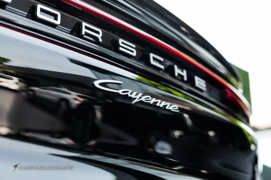 Porsche Cayenne โลโก้เงิน