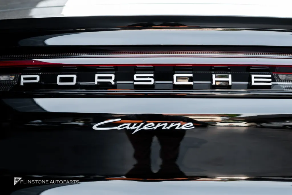 Porsche Cayenne โลโก้เงิน