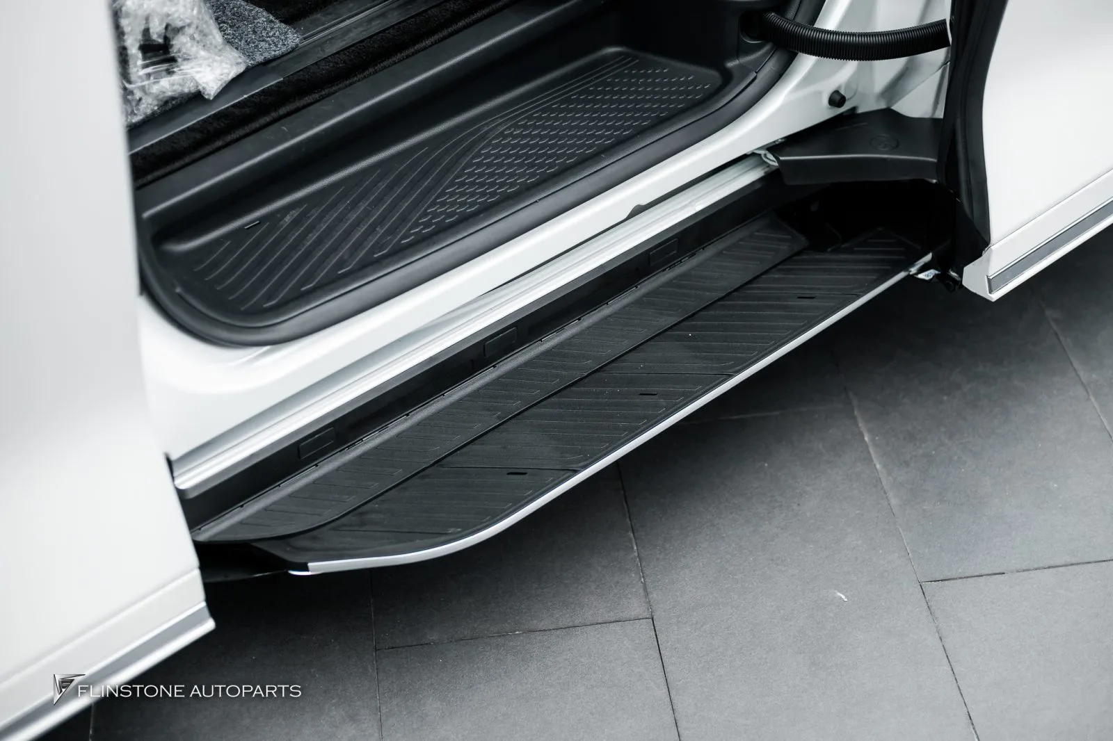 Lexus LM บันไดอัตโนมัติ