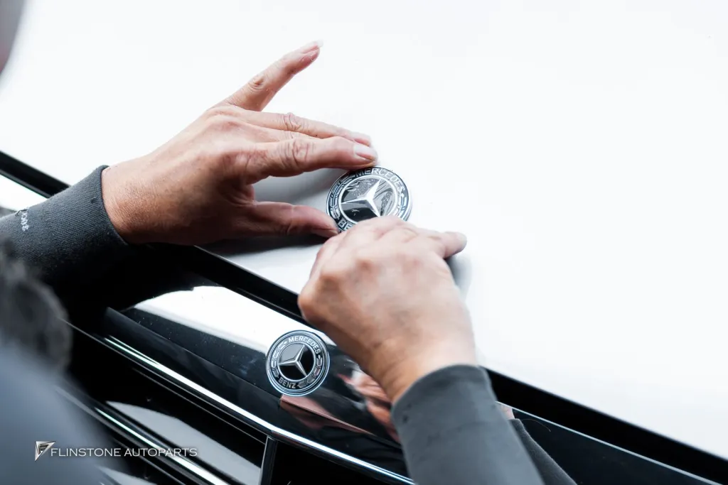 Mercedes Benz 引擎盖车标
