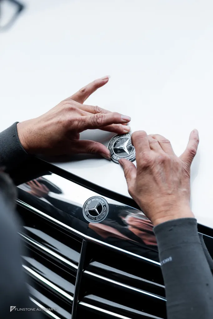 Mercedes Benz 引擎盖车标