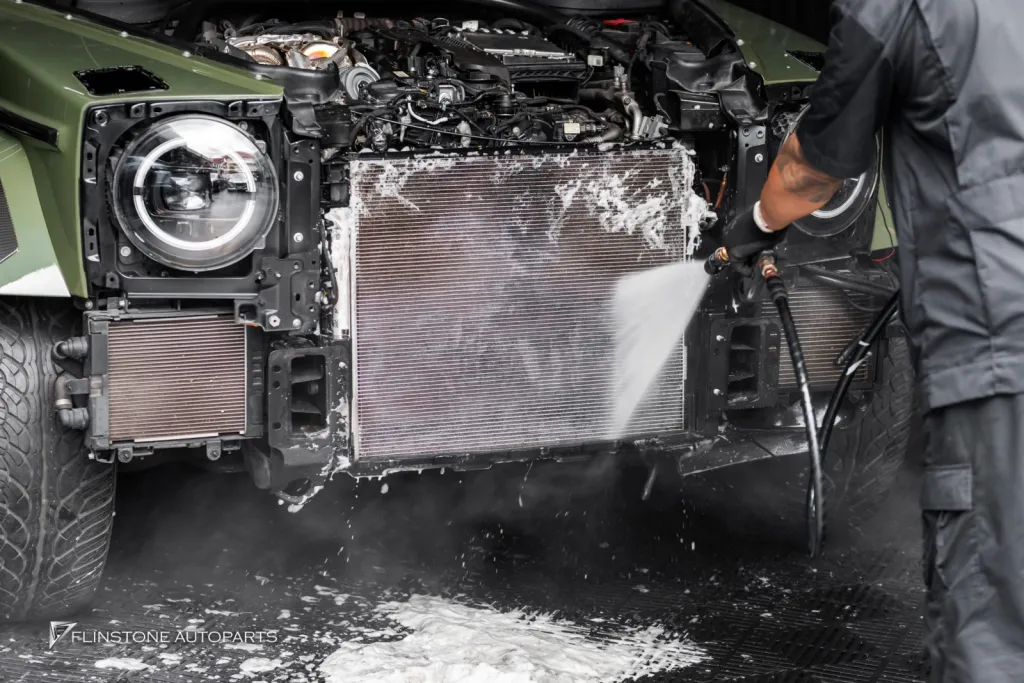 Mercedes Benz Gclass ล้างหม้อน้ำ